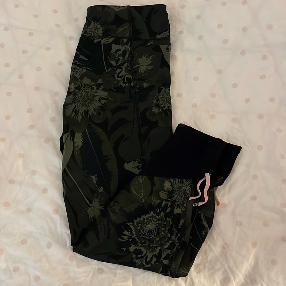 Old Navy Active Camouflage Leggings with Cut-Out Design